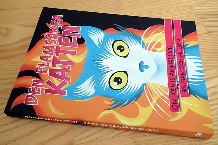 Bilden visar boken Den flamsäkra katten, med undertiteln Om kemisamhället, hälsan och miljön.