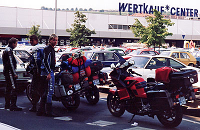 Bilden visar grabbarna, som samtalar vid motorcyklarna.