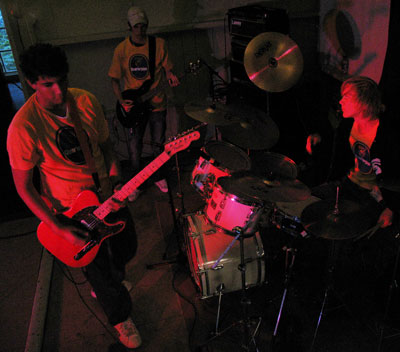 Bilden visar scenen, med bandets medlemmar vända mot varandra.