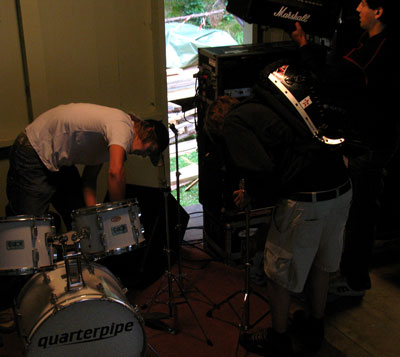 Bilden visar bandet, som ställer upp sin utrustning.