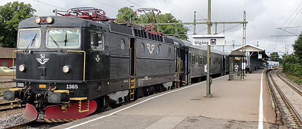 Bilden visar ett tåg som står vid Nyköpings perrong. 