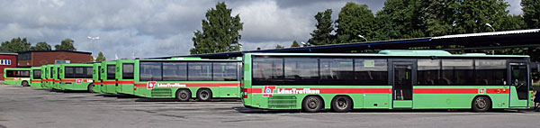 Bilden visar många bussar i bredd, som står vid Länstrafikens uppställningsplats i Nyköping. 
