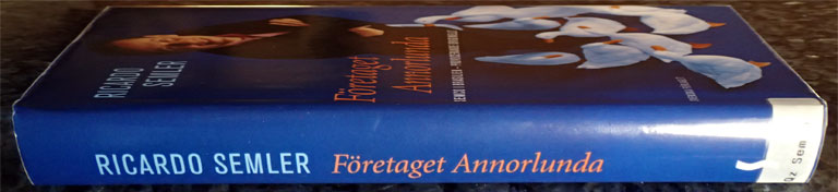 Bilden visar en bokrygg med titeln Företaget Annorlunda. 