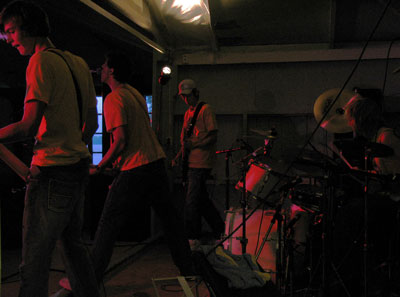 Bilden visar scenen, från sidan sett, medan bandet spelar.