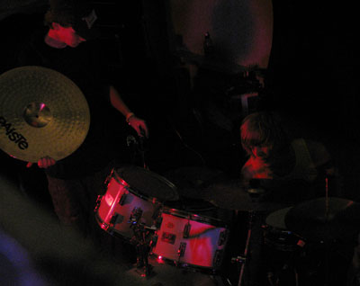 Bilden visar bandet, som plockar ner sin utrustning.
