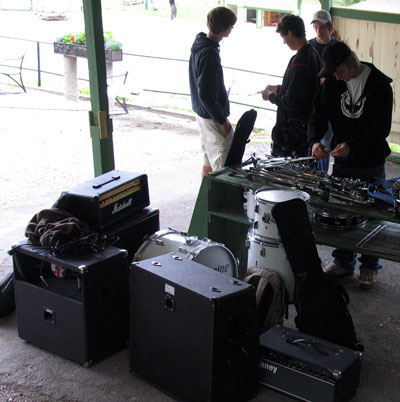 Bilden visar bandet och deras utrustning.