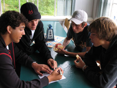 Bilden visar bandet, som sitter runt ett bord.
