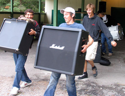 Bilden visar bandet, som bär utrustning.