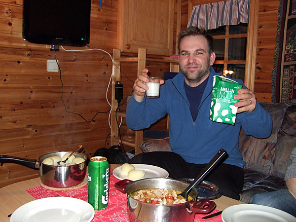 Bilden visar skidåkaren, dock inomhus utan skidor, som stolt visar upp att han dricker mjölk också. 