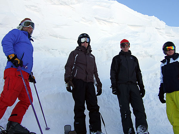 Bilden visar alla utom Hjalmar. Gänget står framför en 3 meter hög snövall. 