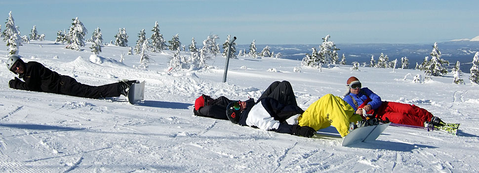 Bilden visar alla utom Mikael. Gänget ligger på snön och solar med utrustningen på, med vidsträckt utsikt. 