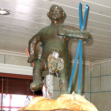 Bilden visar en pinkande staty. 