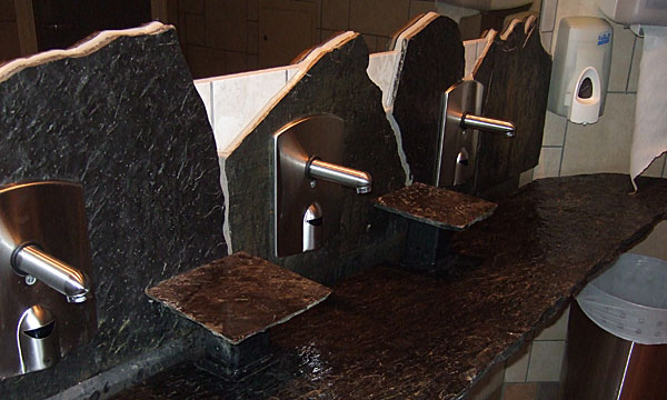 Bilden visar några handfat i bredd, som är gjorda av stenskivor. 
