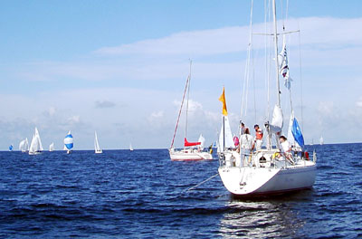 Bilden visar en stor segelbåt som ligger för ankar på öppet vatten.