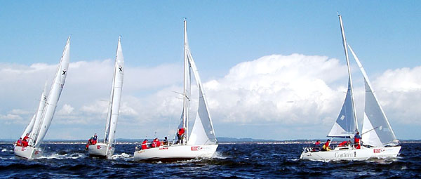 Bilden visar knoX med en båts avstånd till den närmast efterföljande båten, som är framför bojen.