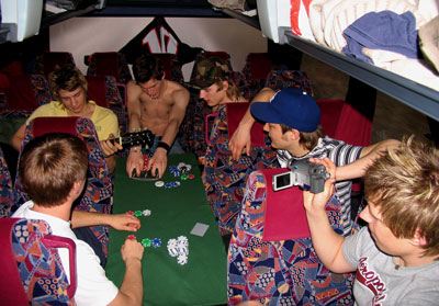 Bilden visar bakre delen av bussen, med några juniorer som spelar poker på ett temporärt bord.