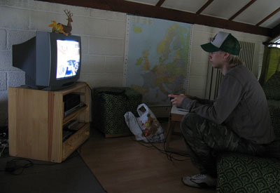 Bilden visar en junior, som spelar TV-spel.