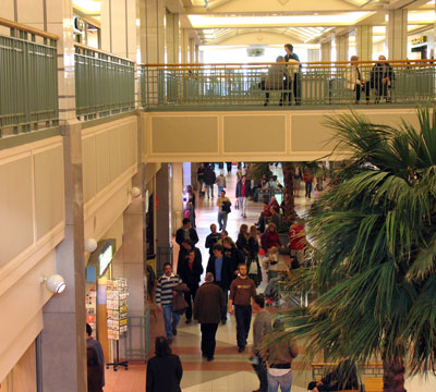 Bilden visar ett köpcentrum.