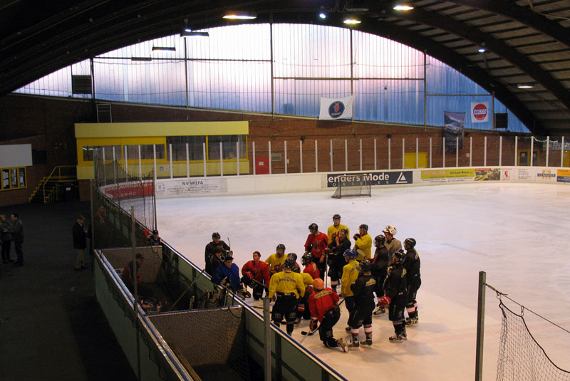 Bilden visar hockeyhallen inifrån, med alla omklädda på isen inför ett träningspass.