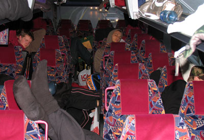 Bilden visar sovande juniorer i bussen.