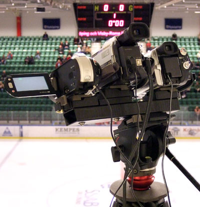 Bilden visar tre videokameror på en balk, som sitter på ett stativ.