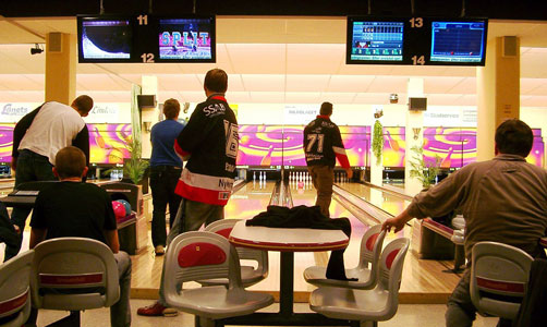 Bilden visar några hockeysupportrar i en bowlinghall.