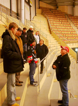 Bilden visar gänget igen, men på Timrås ståplatsläktare. Framför gänget står en lokal supporter som agerar guide.