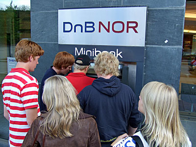 Bilden visar att många tog ut pengar i norsk bankomat, kallad Minibank.